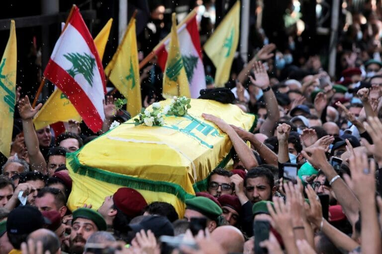 Spannungen im Libanon: Beerdigung eines der Toten des Schusswechsels vom 14. Oktober. Der Sarg ist in die Flagge der Hisbollah gehüllt. (© imago images/ZUMA Wire)