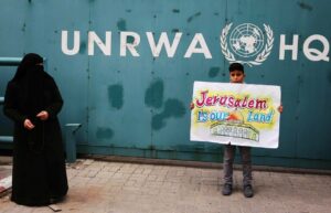Vor der UNRWA-Zentrale in Gaza. Der Junge bringt mit seinem Schild auf den Punkt, worum es bei der UNRWA geht. (© imago images/ZUMA Wire)