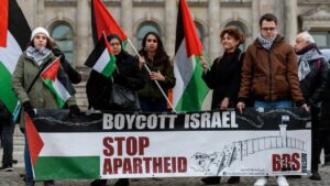 Österreichische Aktivisten der antisemitischen BDS-Bewegung auf einer Kundgebung in Berlin
