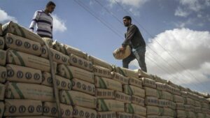Eine Ladung Zement erreicht den Gaza-Streifen über den Grenzübergang Kerem Shalom