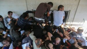 Arbeiter in Gaza versuchen, eine Arbeitserlaubnis für Israel zu erhalten