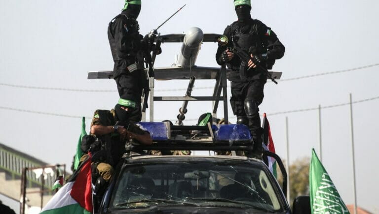 Hamas-Kämpfer präsentieren Drohne bei Militärparade