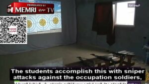 In Simulatoren können die Schüler Angriffe auf Israelis nachspielen