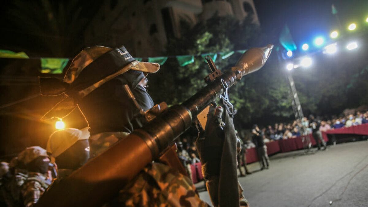 Kämpfer der Hamas präsentieren ihre Waffen