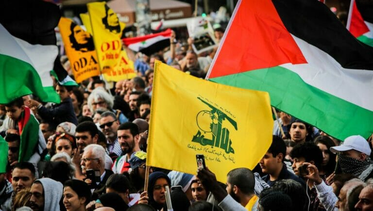 Anhänger der Hisbollah auf einer Gaza-Demonstration in Paris