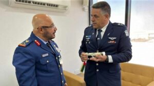 Befehlshaber der VAE-Luftwaffe, Generalmajor Ibrahim Nasser Mohammed Al Alawi mit seinem israelischen Amtskollegen Amikam Norkin