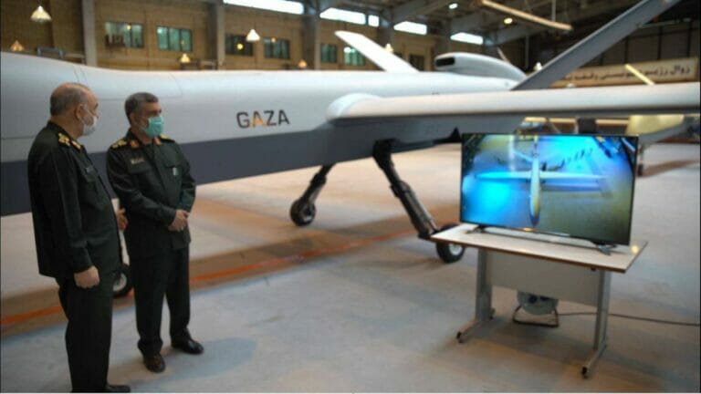 Revolutionsgarden-Oberbefehlshaber Salami Befehlshaber der Luft- und Raumfahrttruppen Hajizadeh inspizeren eine neue iranische Drohne namens "Gaza"