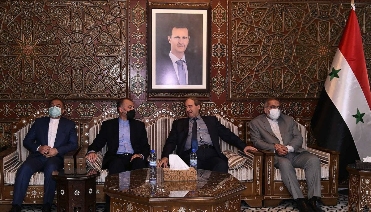 Irans Außenminister Abdollahian (2. v. li.) zu Besuch bei seinem syrischen Amtskollegen Mekdad