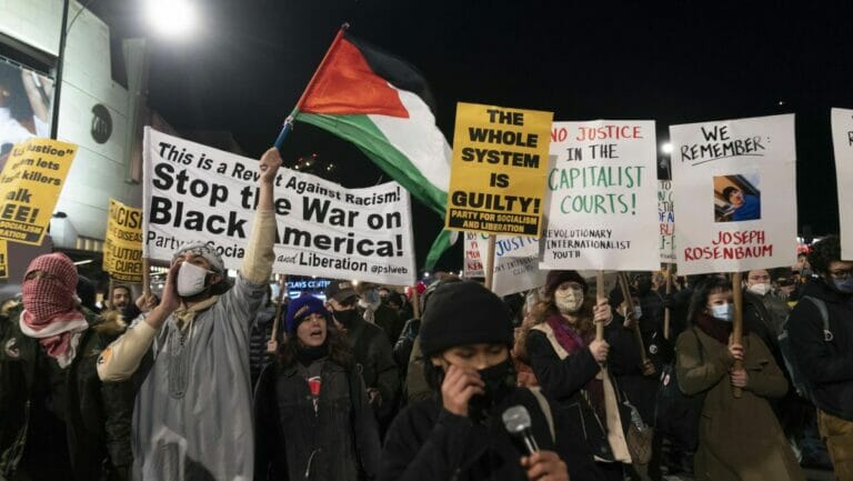 Pro-palästinensiche Demonstranten auf einer Demonstration gegen das Rittenhouse-Urteil in New York