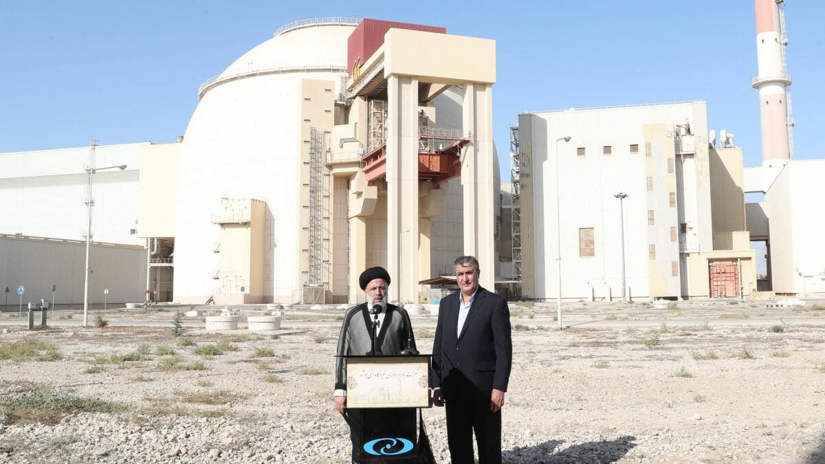 Irans Präsident Ebrahim Raisi und der Vorsitzende der iranischen Atombehörde Mohammed Eslami