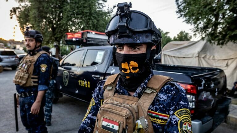 Schiitische Milizen bei einer Protestverantaltung gegen die Parlamentswahlen im Irak