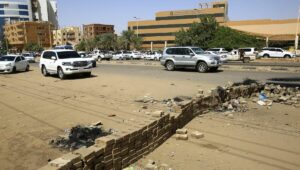 Demonstarnten in der sudanesischen Haupstadt Khartoum haben Straßen blockiert