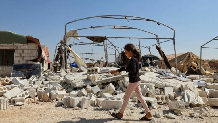 Mädchen in einem von Assad-Truppen bombardierten Flüchtlingslager in der Region Idlib