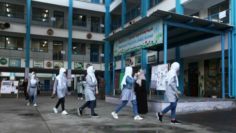 In UNRWA-Schulen werden weiterhin antisemitische Lehrpläne verwendet