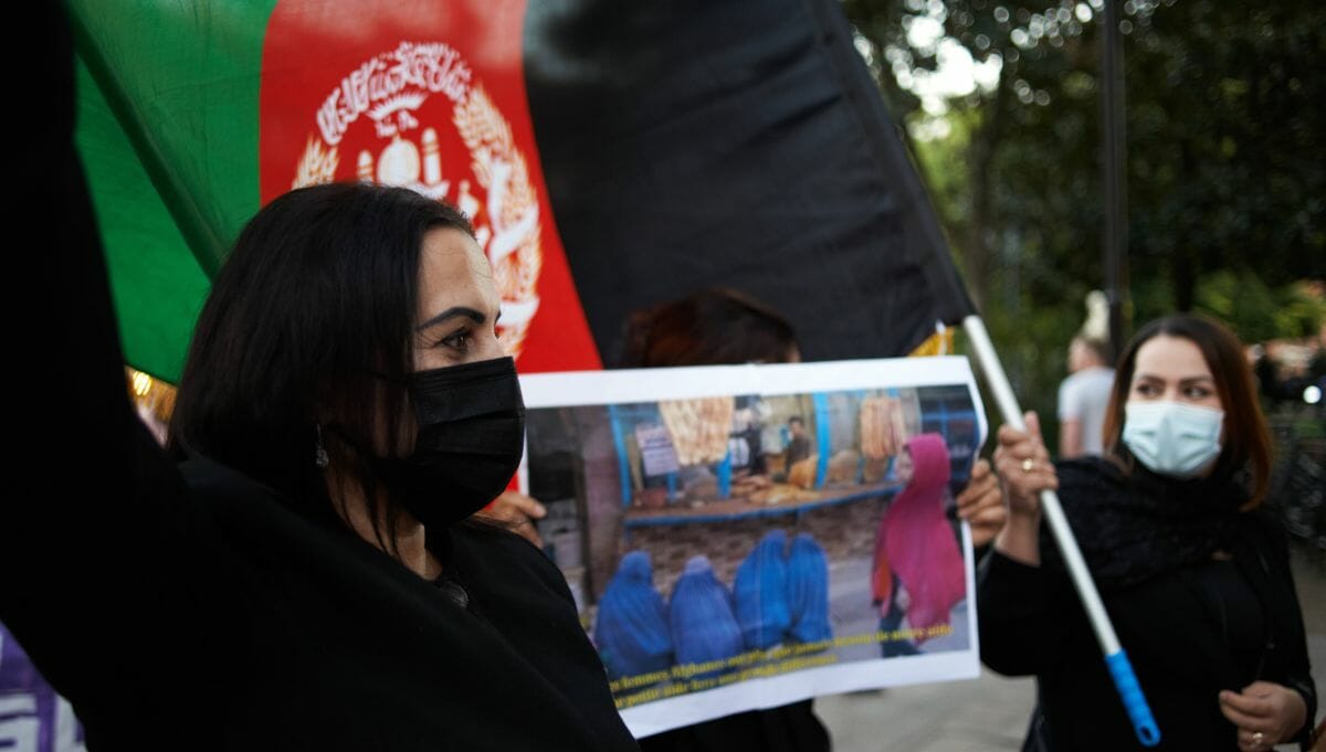 Afghaninnen in Toulouse protestieren gegen die Taliban