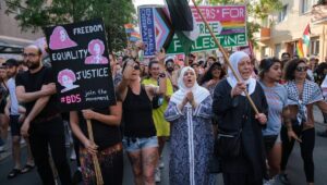 Teilnehmer des "Queers* for a free Palestine"-Blocks bei einer Demonstration der antisemtischen Israelboykott-Kampagne BDS