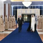Israels Premier Bennett wird von VAE-Außenminister Abdullah bin Zayid Al Nahyan und einer Ehrengarde in Abu Dhabi empfangen