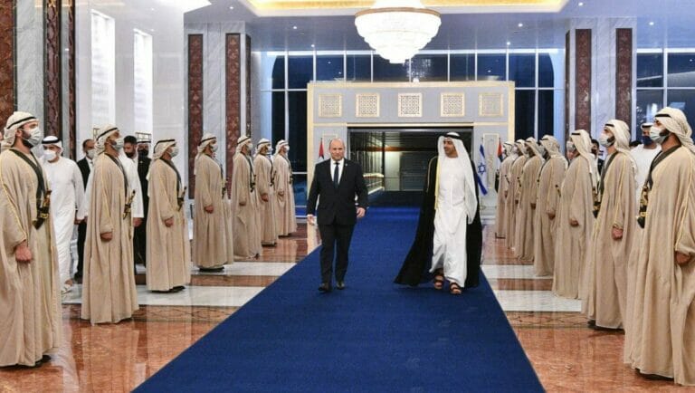 Israels Premier Bennett wird von VAE-Außenminister Abdullah bin Zayid Al Nahyan und einer Ehrengarde in Abu Dhabi empfangen
