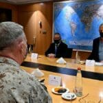 Israels Verteidigungsminister Benny Gantz bei einem Treffen mit dem Kommandeur des US CENTCOM Kenneth McKenzie