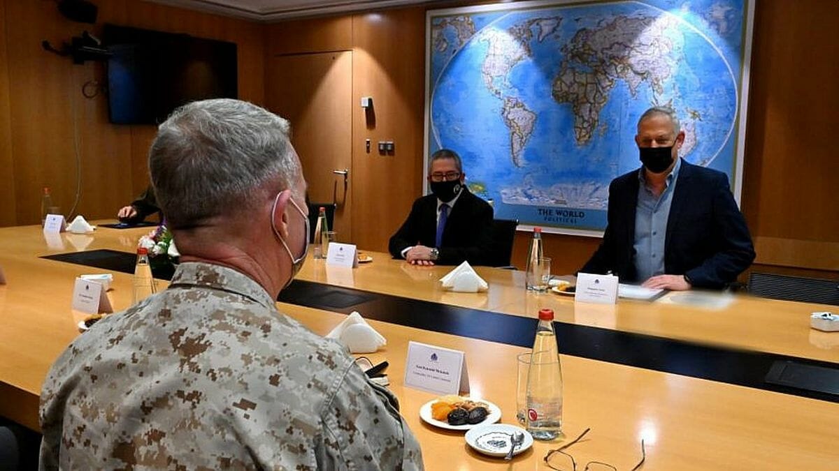 Israels Verteidigungsminister Benny Gantz bei einem Treffen mit dem Kommandeur des US CENTCOM Kenneth McKenzie