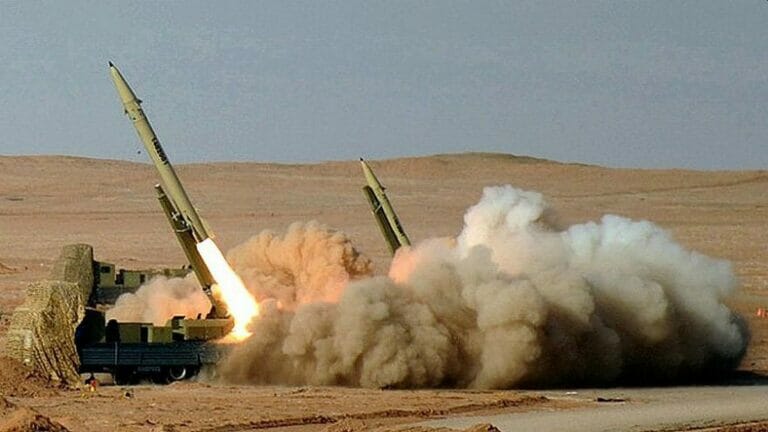Das iranische "Fateh-10"-Raketensytem bei einem Manöver