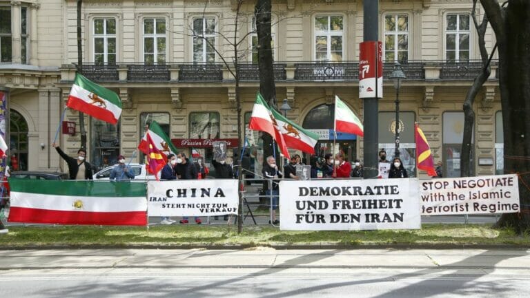 Iraner in Wien demonstrieren gegen die Atomverhandlungen mit dem Regime