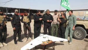 Milizionäre der schhiitischen "Volksmobilisierungkräfte" präsentieren abgefangene IS-Drohne
