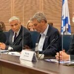 Israeli Außenminister Lapid (3. v. re.) bei einer Sitzung des Außen- und Verteidigunskomittees der Knesset