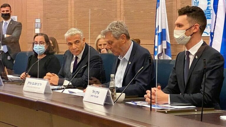 Israeli Außenminister Lapid (3. v. re.) bei einer Sitzung des Außen- und Verteidigunskomittees der Knesset