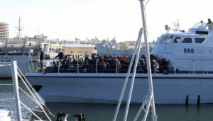Die libysche Küstenwache bringt afrikanische Flüchtlinge in den Hafen von Tripolis zurück