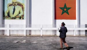 Plakat von König Mohammed VI. und Landesflagge Marokkos