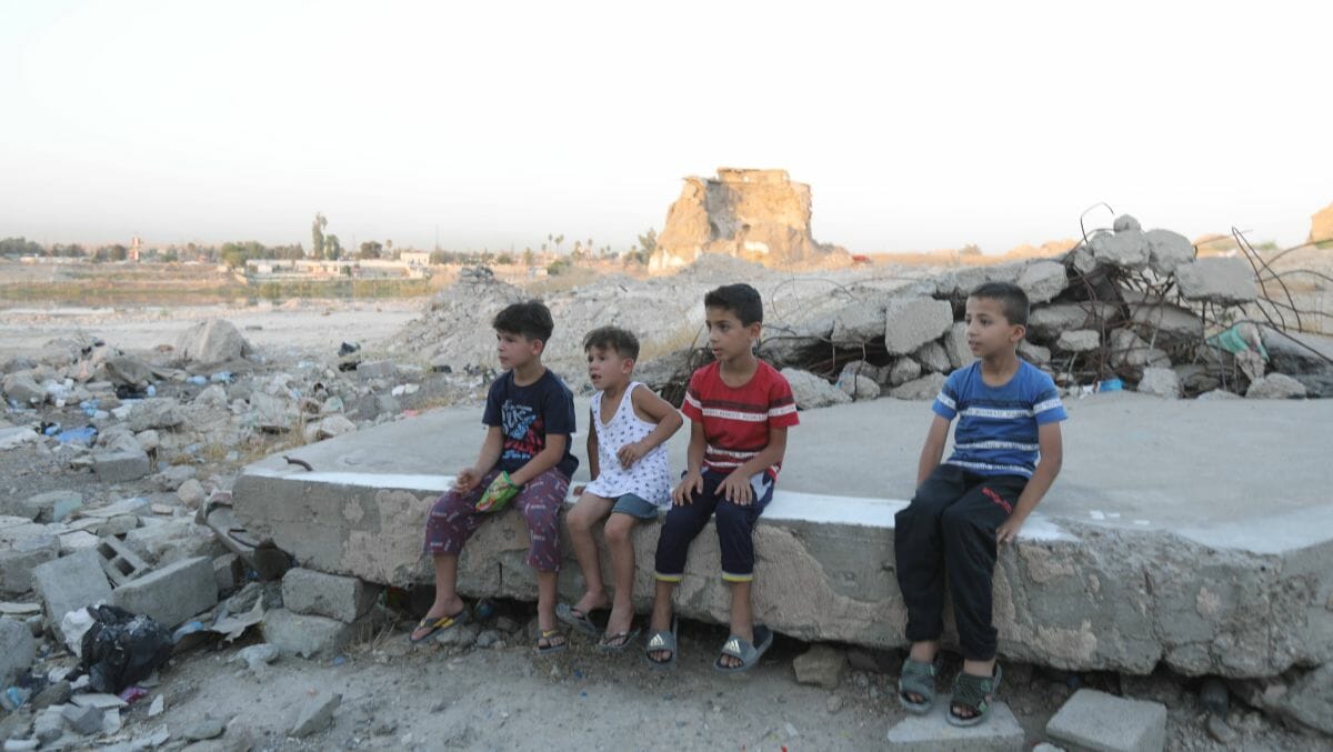 Vier Jahre nach der Befreiung vom IS: Kinder in den Trümmern der irakischen Stadt Mossul