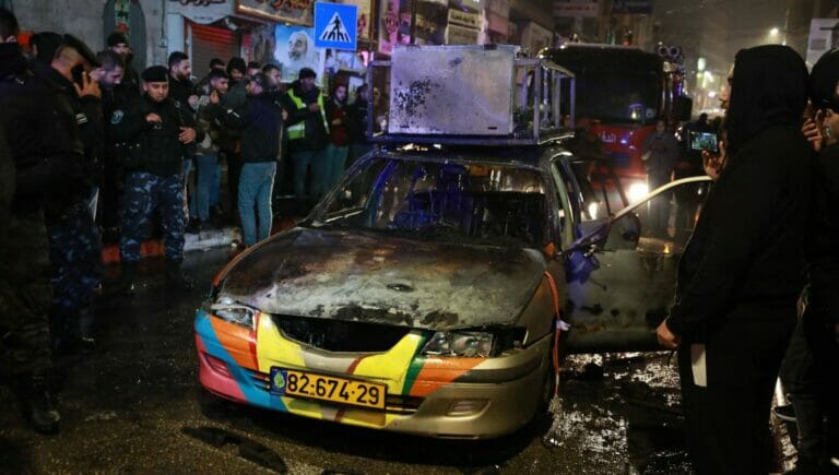 Überreste des in Ramallah in Brand gesteckten israelischen Autos