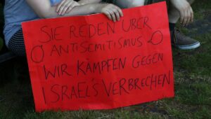 Plakat auf einer antiisraelischen Demonstration in Berlin