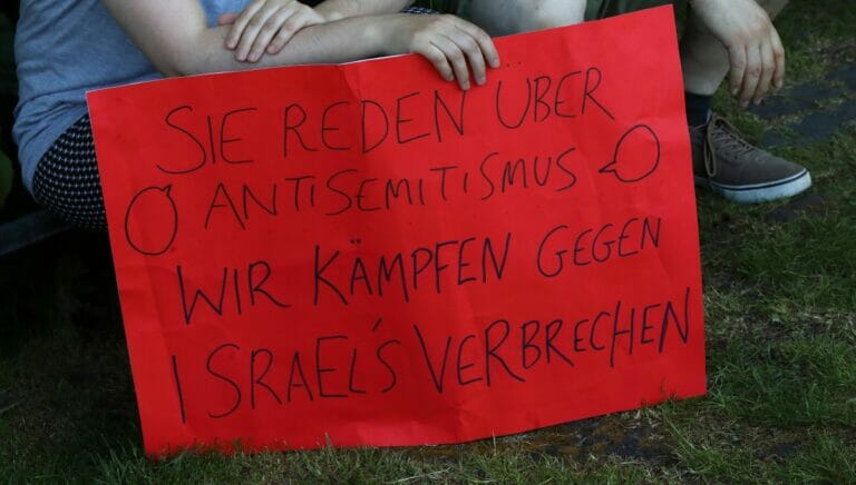 Plakat auf einer antiisraelischen Demonstration in Berlin