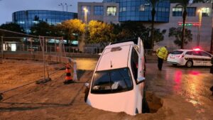 Durch den Winterstrum "Carmel" verursachter Autounfall in Tel Aviv