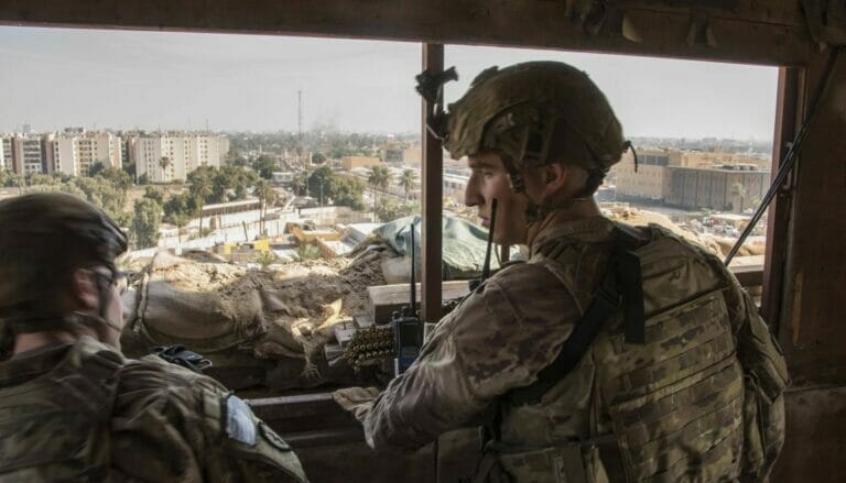 US-Soldaten bewachen die Botschaft der Vereinigten Staaten in Bagdad