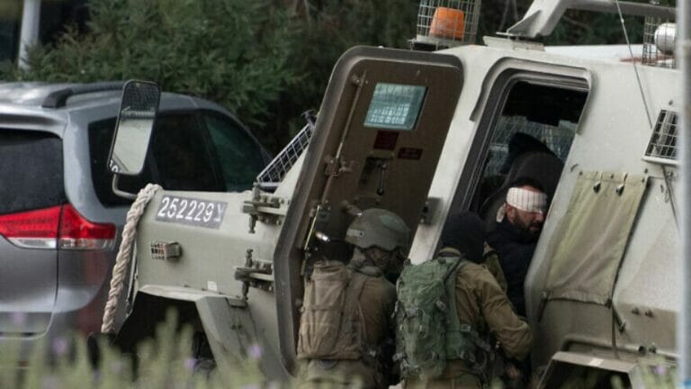 Israelische Sicherheitskräfte nehmen einen der Verdächtigen fest
