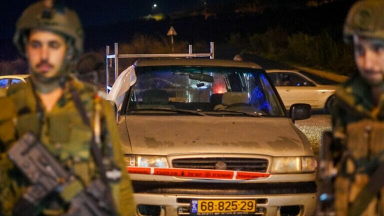 Israelische Sicherheitskräfte am Tatort des Terrorangriffs