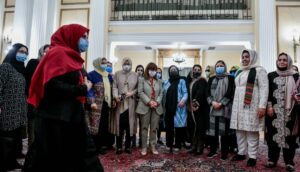 Geflohene afghanische Richterinnen und Anwältinnen zu Besuch bei Griechenlands Präsidentin Katerina Sakellaropoulou
