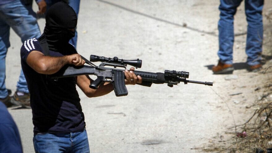 Vermummter Schützer der Al-Aqsa-Märtyrerbrigaden der Fatah