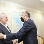 Irans Außenmminister Hossein Amir-Abdollahian Hamasführer Ismail Haniyeh bei ihrem Treffen in Katar