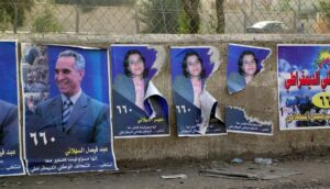 Beschädigte Wahlplakete einer weiblichen Kandidatin für die irakischen Parlamentswahlen
