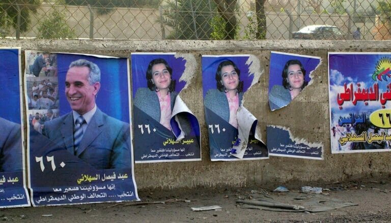 Beschädigte Wahlplakete einer weiblichen Kandidatin für die irakischen Parlamentswahlen