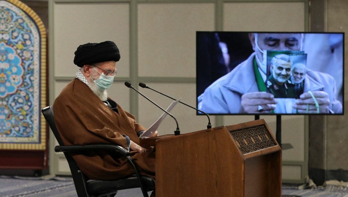 Ali Khamenei vor einem Bild von Qasem Soleimani