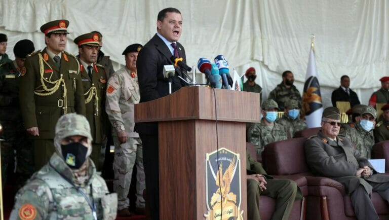 Libyens Premier Abdul-Hamid Dbeibah spricht der Abschlussfeierlichkeit an einer Militärakademie