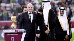 Finanziert der Emir Katars (re.) nicht nur die Fußball-WM 2022, sondern auch Terror