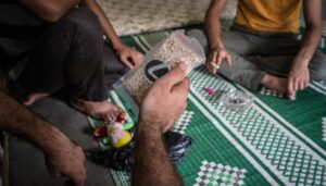 Syrischer Schmuggler mit einer Packung Captagon-Pillen