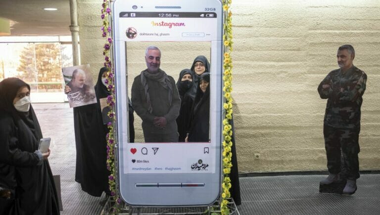 Iranerinnen posieren für ein Fake-Selfie mit dem von den USA getöteten Soleimani