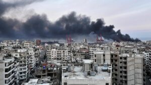 Rauchschwaden über dem Hafen von Latakia nach einem israelischen Luftangriff